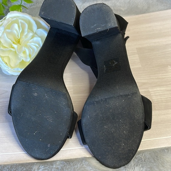 Classic Black Heels - Picture 5 of 8